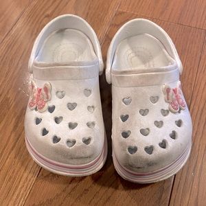 Girls sandals / slides… just like Crocs!